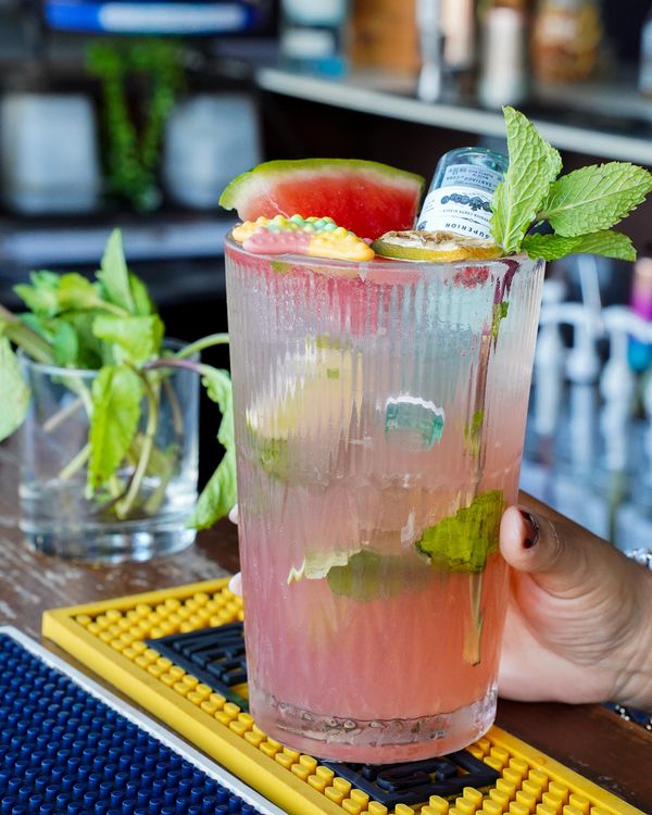 Un mojito de sandía con menta en la barra