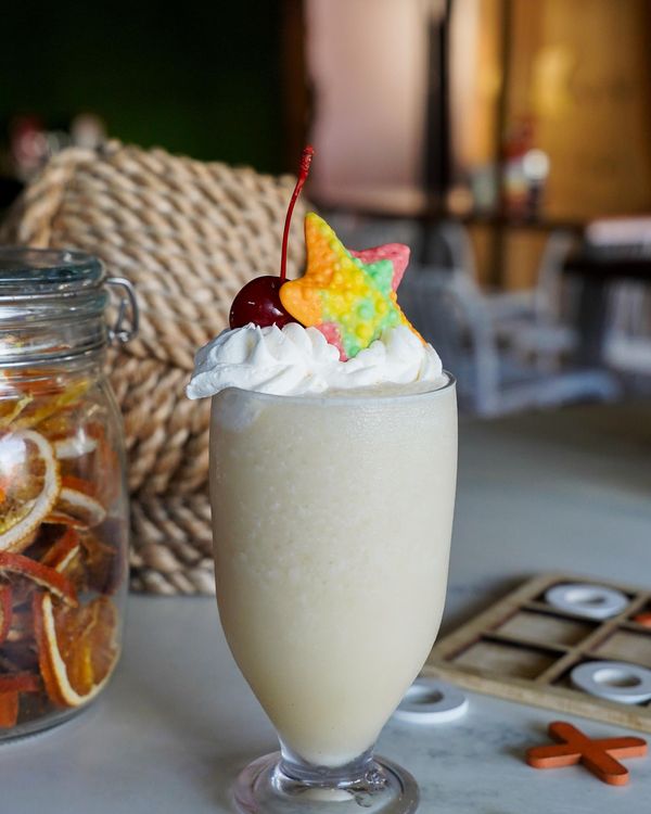 Una batida con crema, cereza y carambola