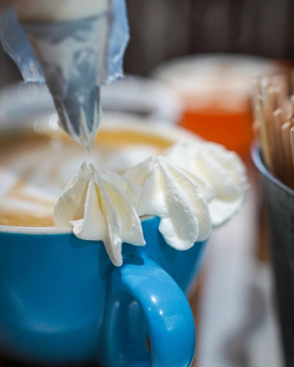 Un café con crema batida en una taza azul