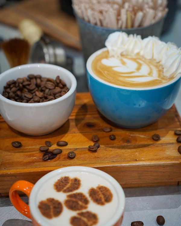 Cafés con arte latte y granos de café