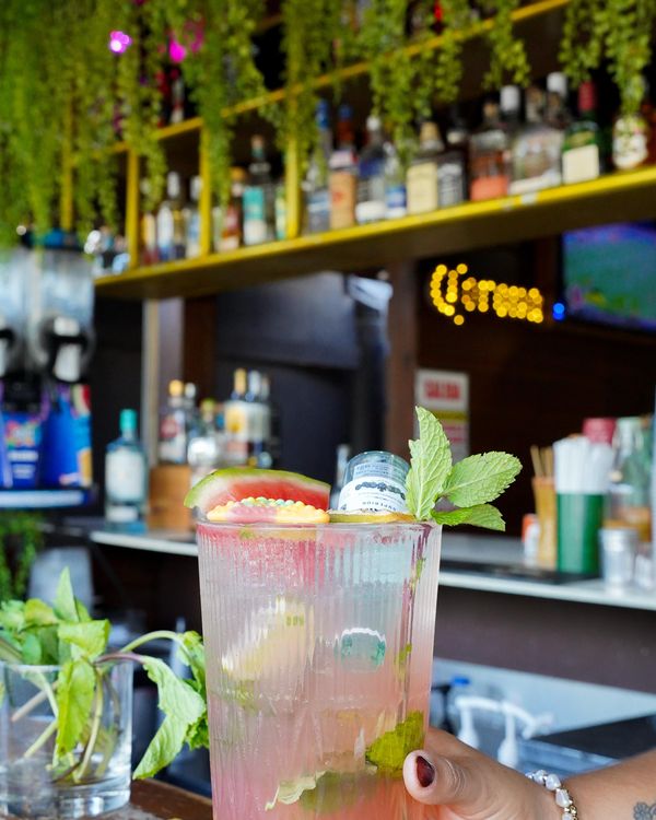 Un mojito de sandía servido en la barra