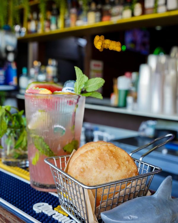 Empanadillas y un mojito en la barra