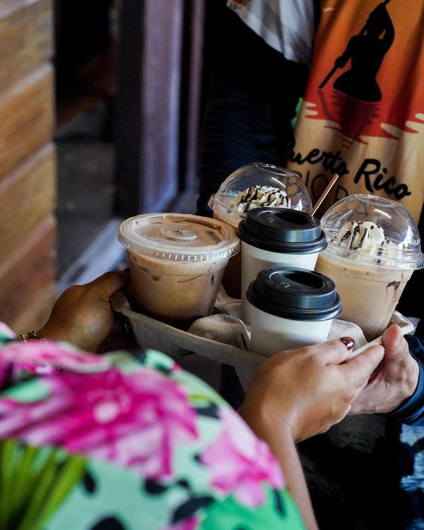 Cafés fríos en una bandeja