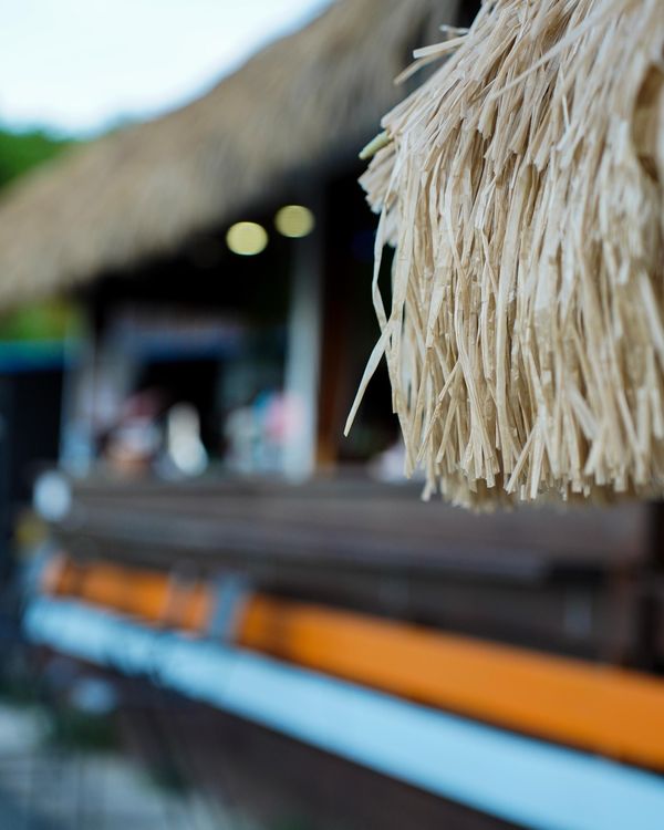 La terraza de Café Playero con su techo de paja